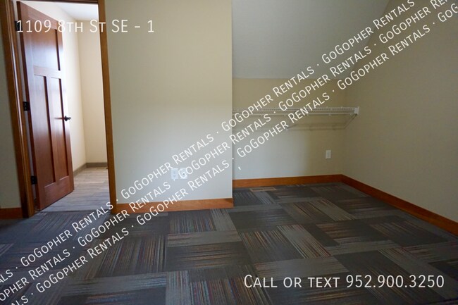 Foto del edificio - Modern 5 Bedroom Duplex in Dinkytown!