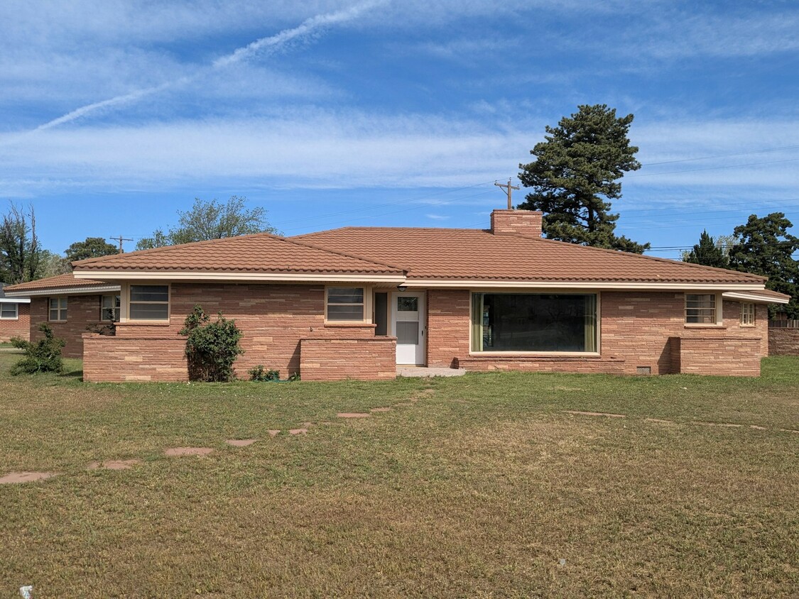 Foto principal - 1002 W 5th St
