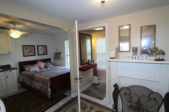 Foto del edificio - 994 HP Johnson St