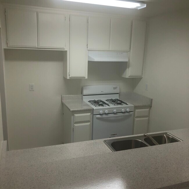 Building Photo - 340 Burchett St