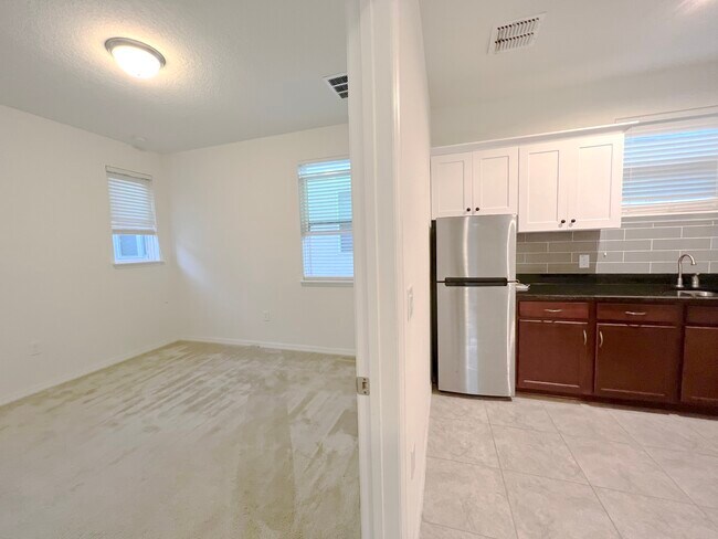 Building Photo - 12645 Salomon Cove Dr