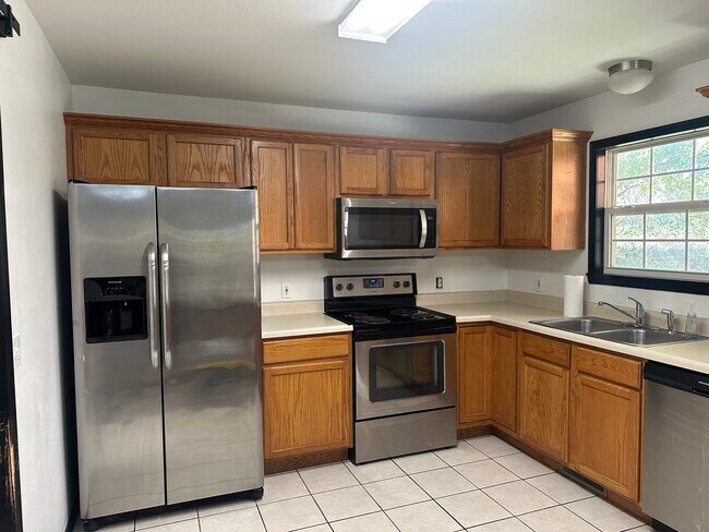 Foto del edificio - 647 S Hazelnut Ave