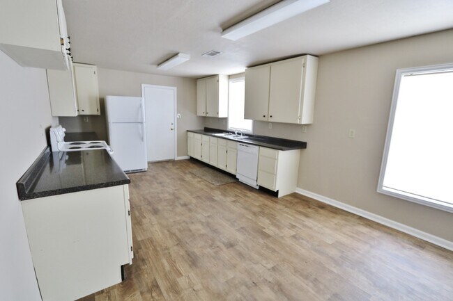 Building Photo - 7837 Broussard Rd, Beaumont TX 77713