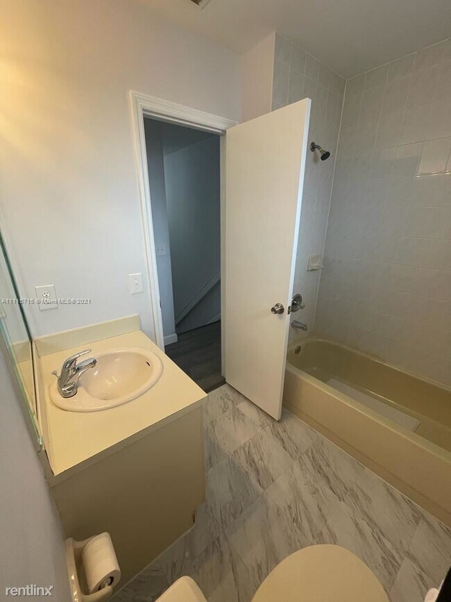 Foto del edificio - 2 br, 2.5 bath Condo - 8175 NW 8th St Apt A7