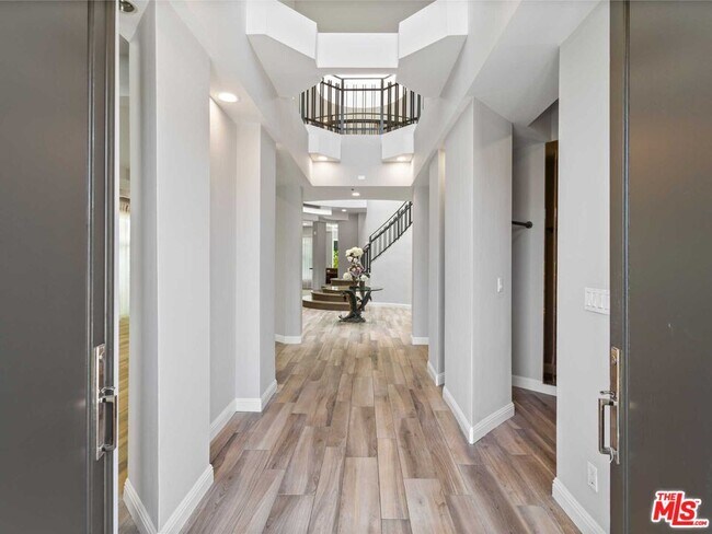 Foto del edificio - 112 Elm Dr