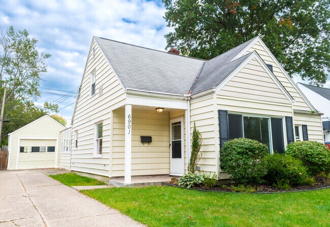 Building Photo - 6901 Beresford Ave