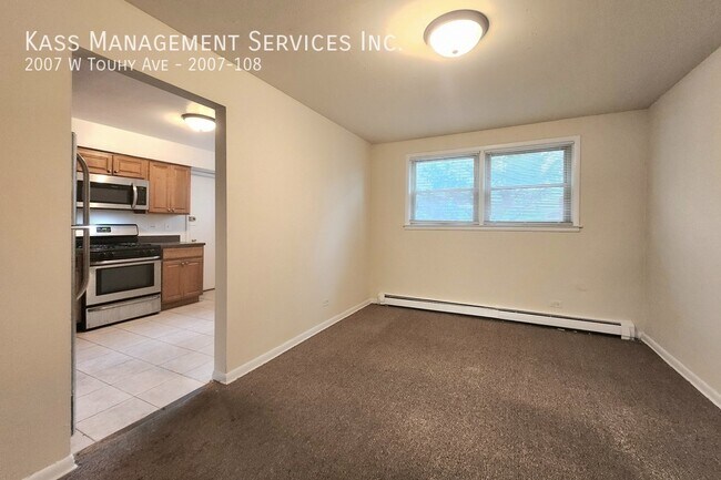 Building Photo - Huge 2 Bedroom 2 bath in Rodgers Park - St...