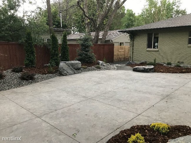 Building Photo - 2255 Mariposa Ave