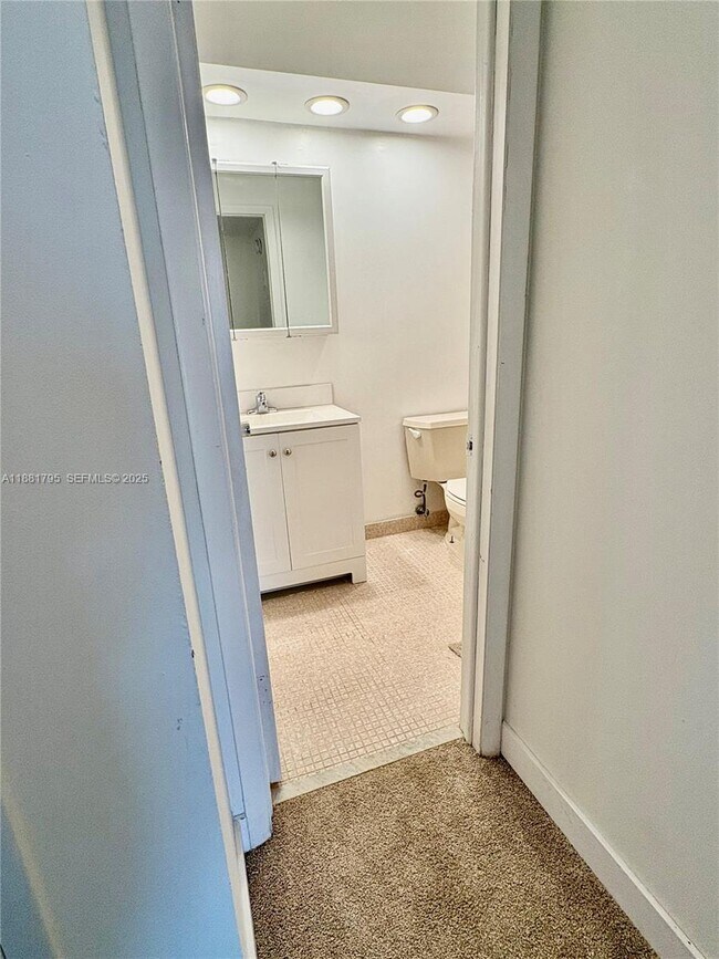 Foto del edificio - 300 Golden Isles Dr