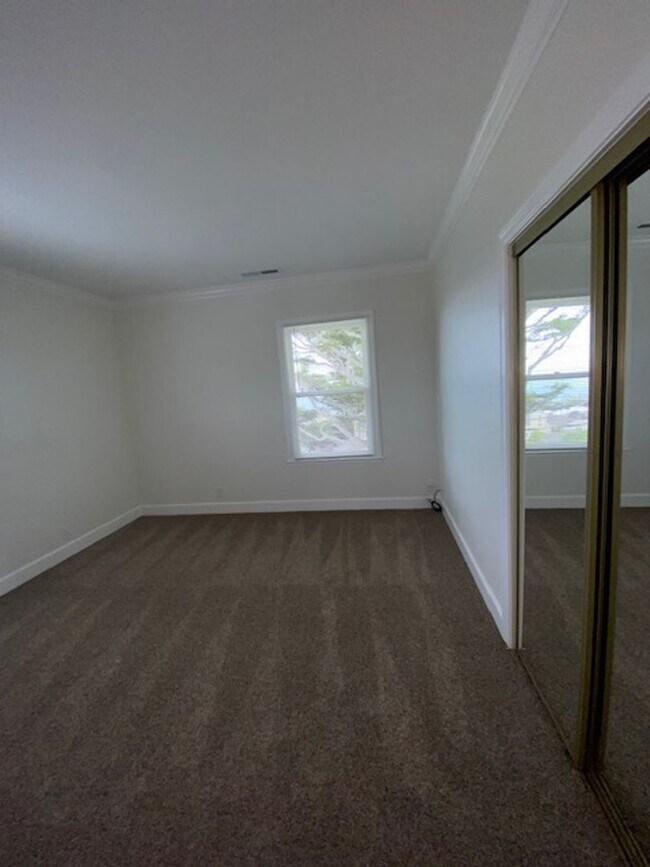 Building Photo - Laine Hill Condominiums