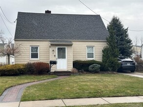 Building Photo - 15 Brook Dr