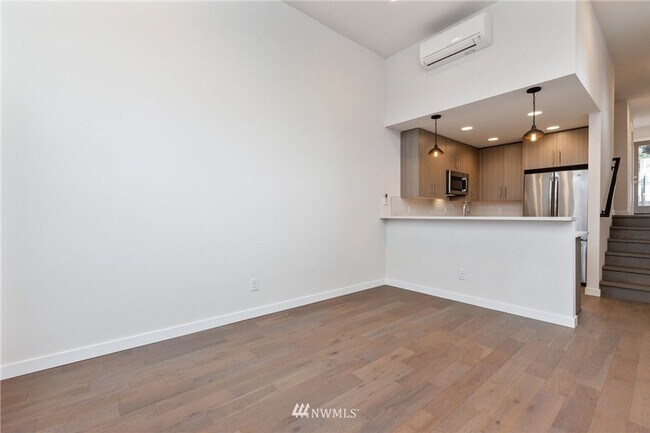 Building Photo - Immaculate 2 Bed 1.75 Bath Seattle Townhome!