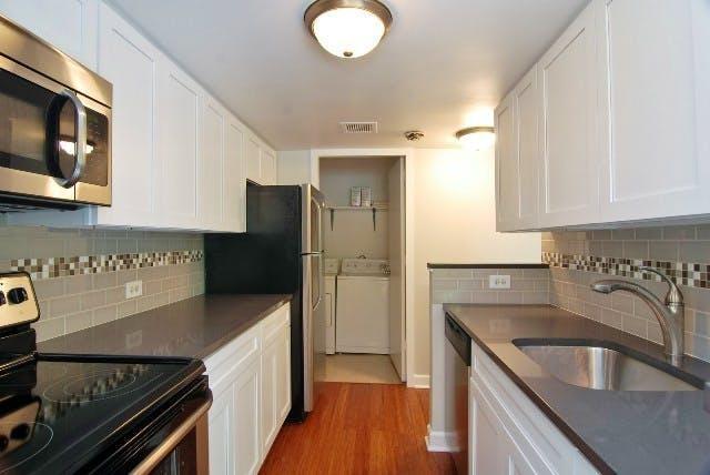 Utility room with hookup laundry - 1115 S Plymouth Ct
