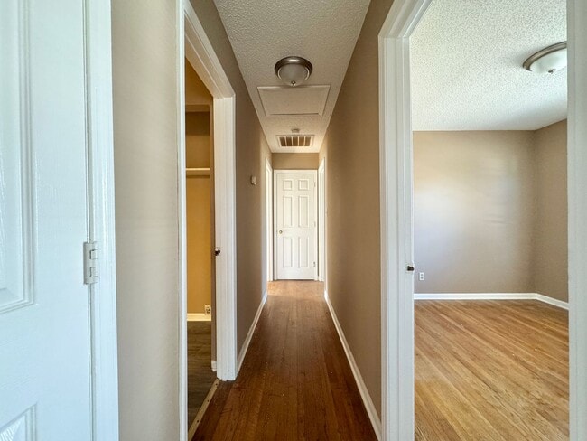 Building Photo - 3 Bedroom Convenient to A&T and Downtown G...