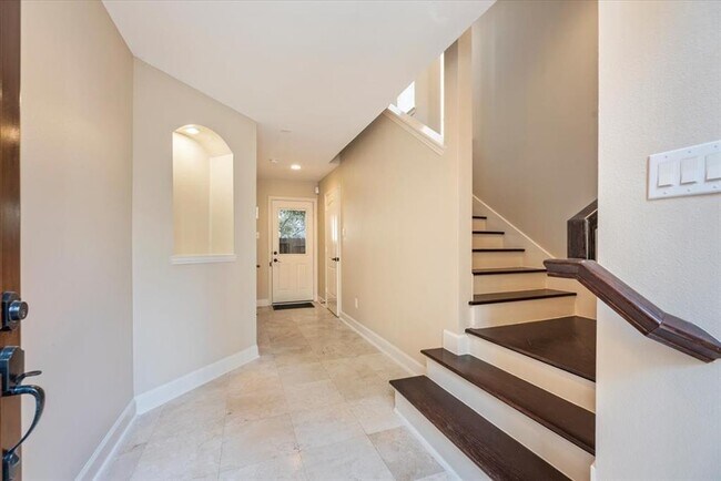 Building Photo - 5407 Lillian St