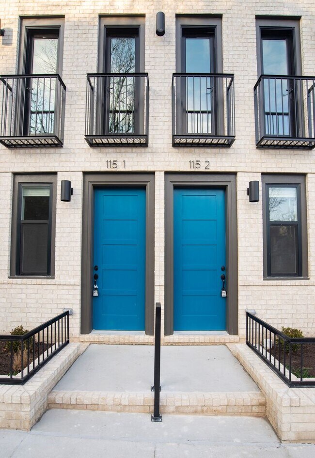 Foto del edificio - Sleek & Charming Newly Constructed Townhouse in Downtown Fayetteville!
