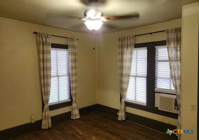 Building Photo - 121 Ave G