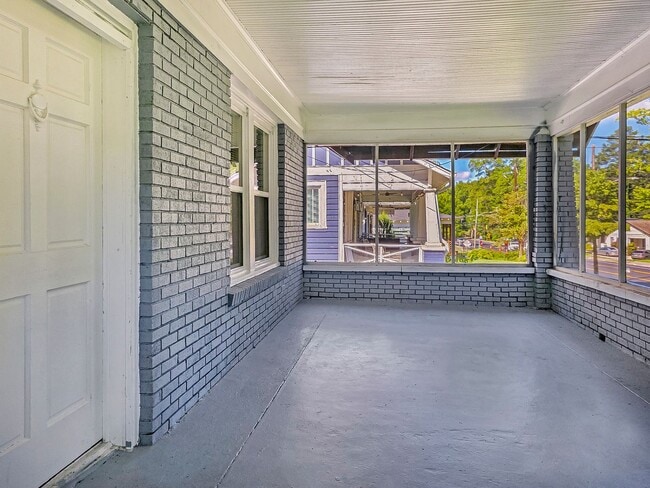 Foto del edificio - Beautifully Renovated 4 Bedroom Home in th...