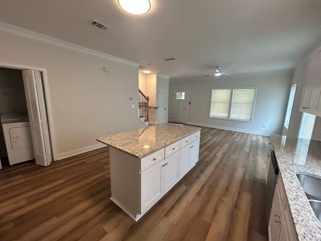 Foto del edificio - NOW LEASING FOR AUGUST 2026!