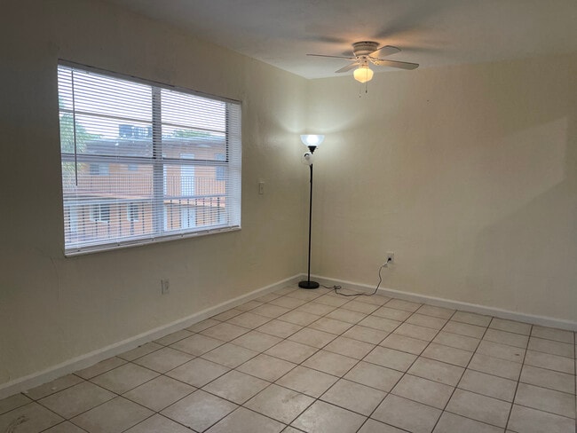 Dormitorio - 1230 W 54th St