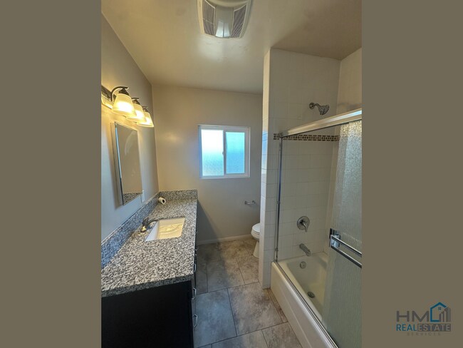 Foto del edificio - Homes Management - 2 Bed, 2 Bath Triplex i...