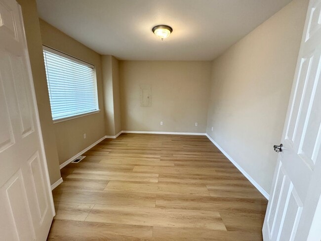 Building Photo - Spacious rambler 2 beds plus den