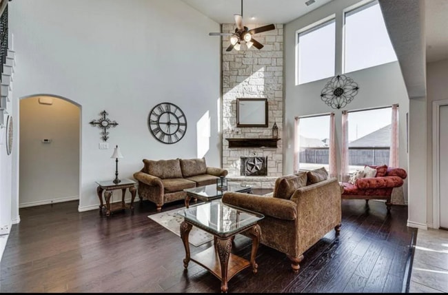 Building Photo - 404 S Hill Dr