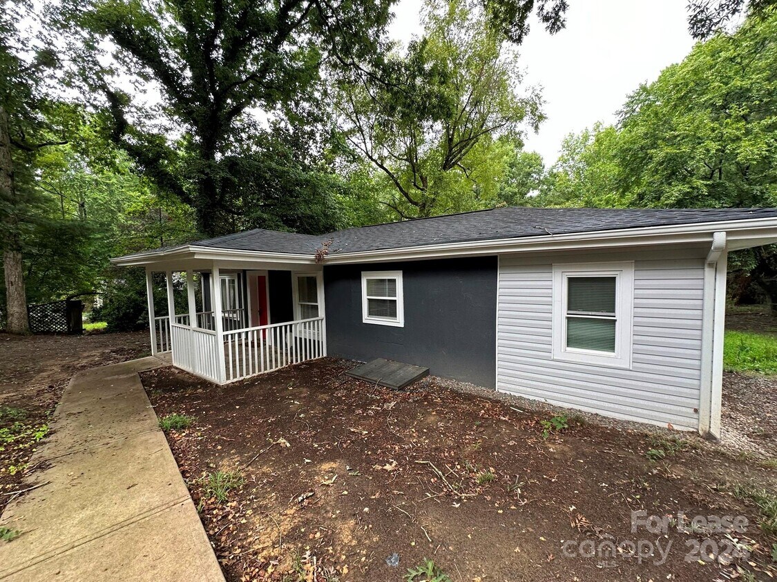 Primary Photo - 1525 Summerville Rd