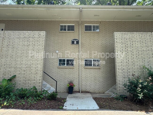 Foto del edificio - 311 Peachtree Hills Ave NE