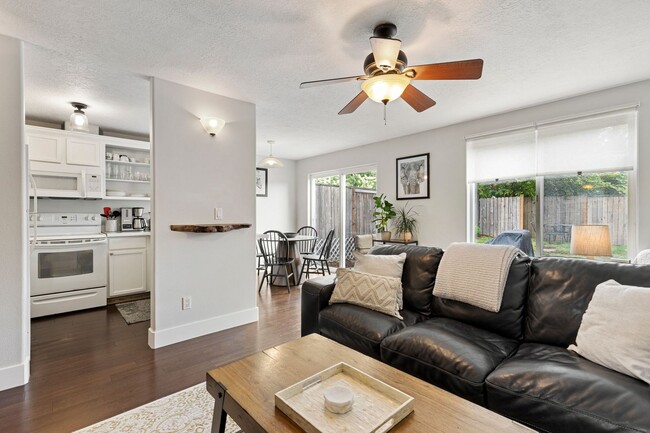 Building Photo - Lovely Townhouse in Kenton with Fenced Yard and Attached Garage