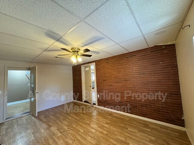 Building Photo - 446 SW Theresa Ct