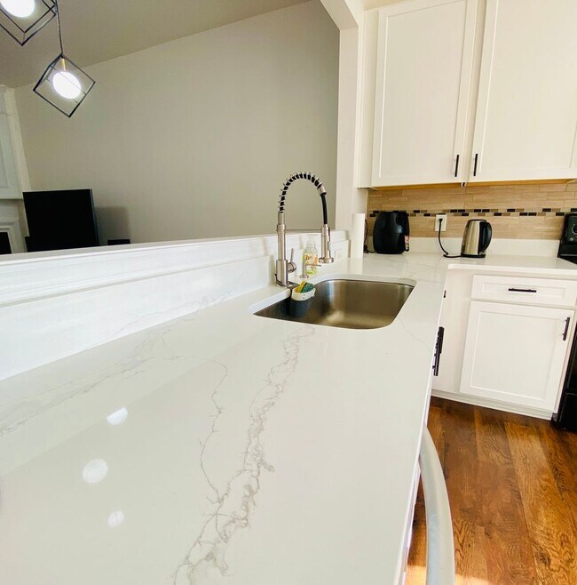 Building Photo - Gorgeous 3bed/2.5 Bath Townhome In Desirab...