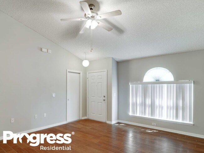 Building Photo - 8448 Oak Crossing Dr W