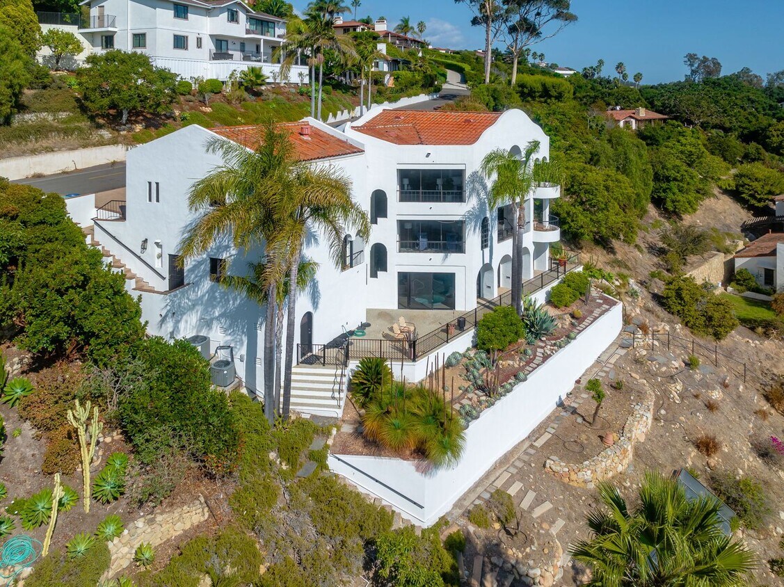 Foto principal - World-Class Ocean views abound with this A...