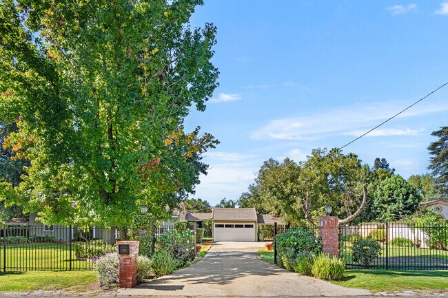 Foto del edificio - 8757 Encino Ave
