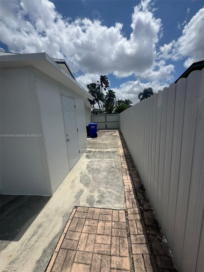 Foto del edificio - 9431 NW 10th St