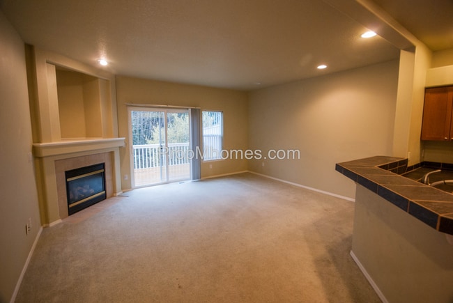 Building Photo - Luxury Three Bedroom, Three Bath Townhouse...