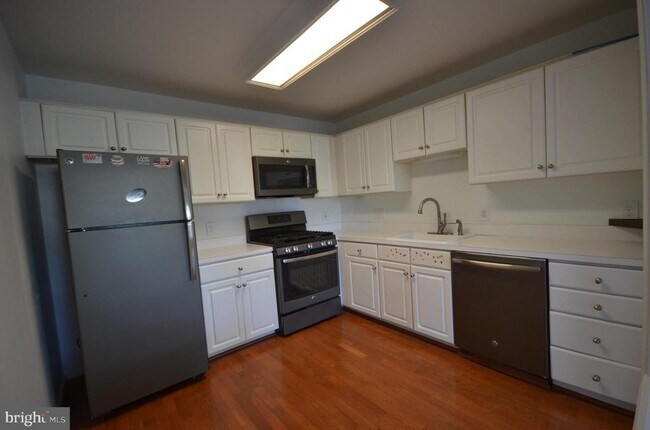 Foto del edificio - 46891 Eaton Terrace