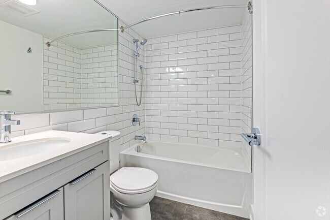 2BR, 1BA - 854SF - Bathroom - 1110 Caven St