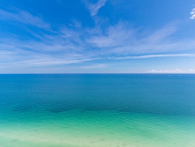 Foto del edificio - 15811 Collins Ave