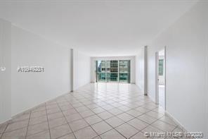 Foto principal - 5333 Collins Ave