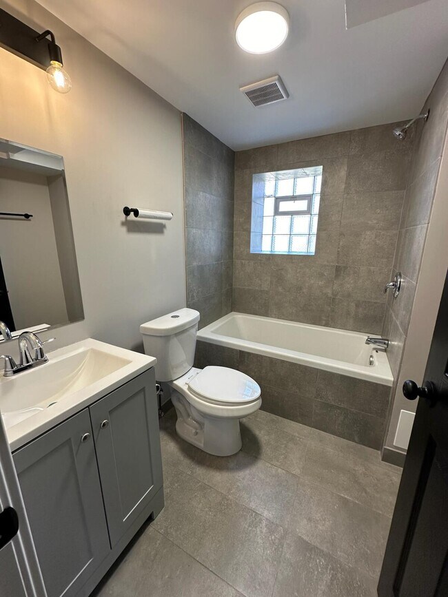 Foto del edificio - 1056 W 81st St