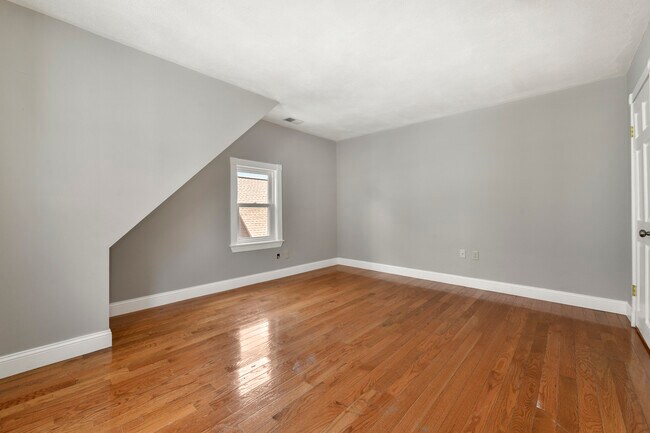 Building Photo - 70 Topliff St