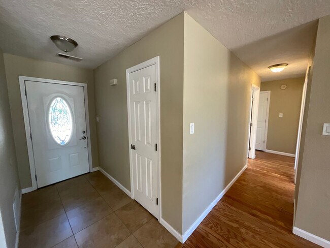 Building Photo - 3 Bedroom Single Story Home Available Near...