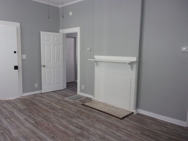 Building Photo - Beautifully Renovated 2 Bedroom 1 1/2 Bath Home