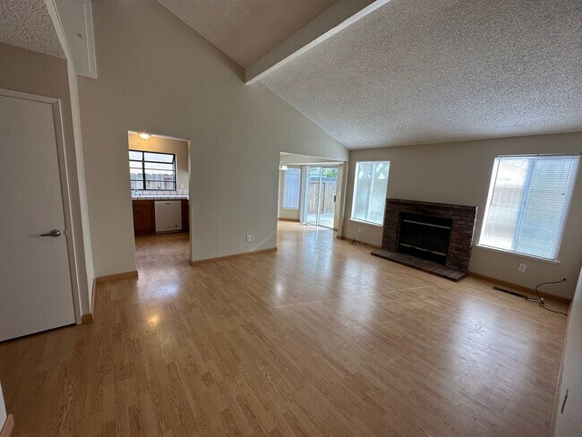 Foto del edificio - Beautiful Single Story 3bed / 2 bath