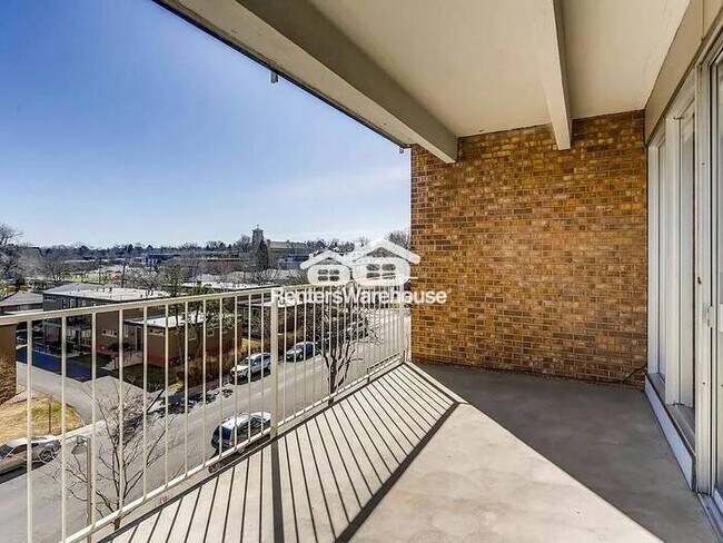 Building Photo - AVAILABLE NOW 1 Bed 1.0 Bath Condo with Sp...