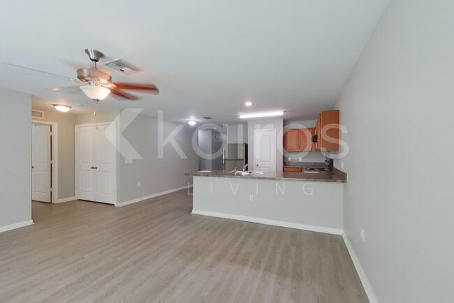 Building Photo - 856 Adler St E