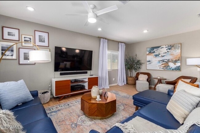 Foto del edificio - 155 W Jamaica Pl