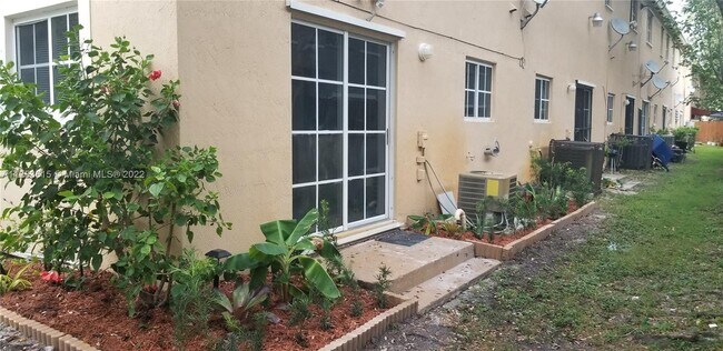 Building Photo - 3928 SW 52nd Ave